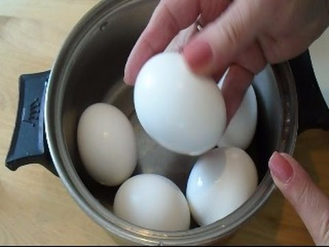 quick diy tip:  HOW TO PEEL A BOILED EGG IN 4 SECONDS, food and recipes