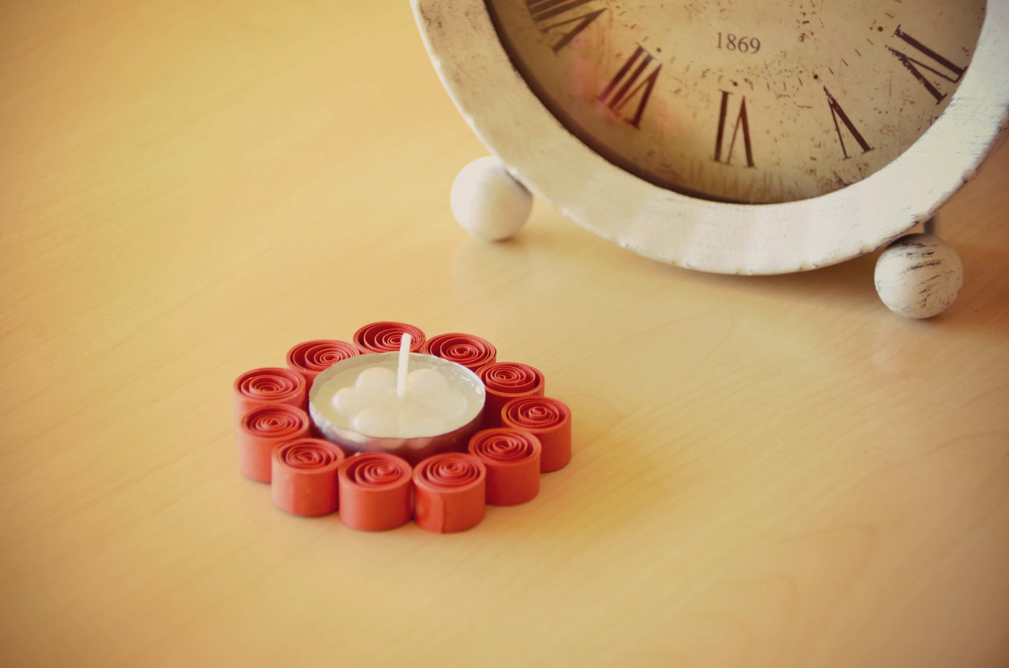 red candle holder quilling.jpg