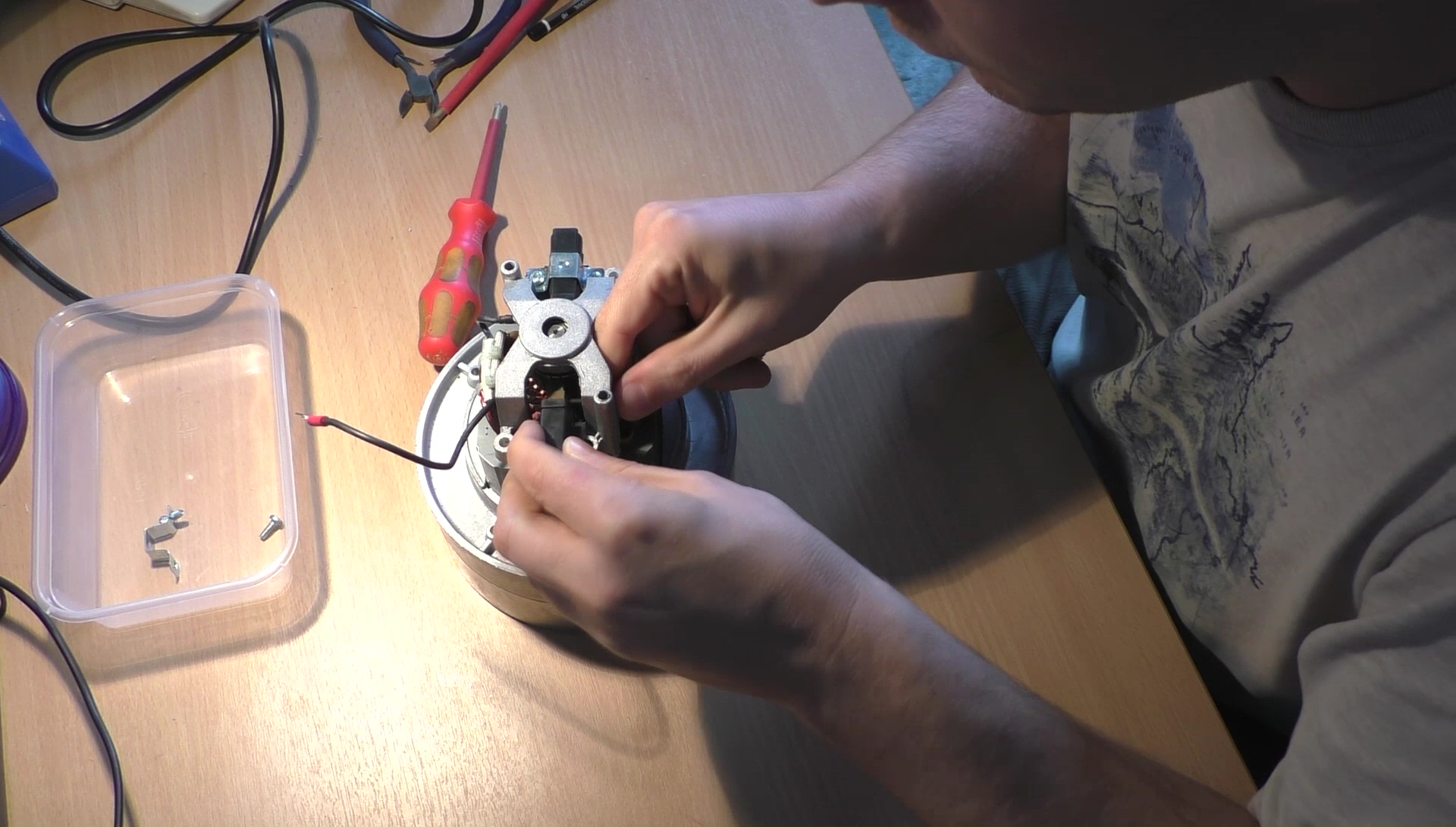 repairing_a_numatic_henry_motor_00004.jpg