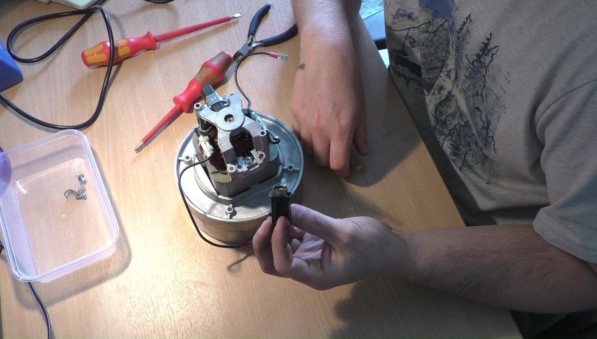 repairing_a_numatic_henry_motor_00020.jpg