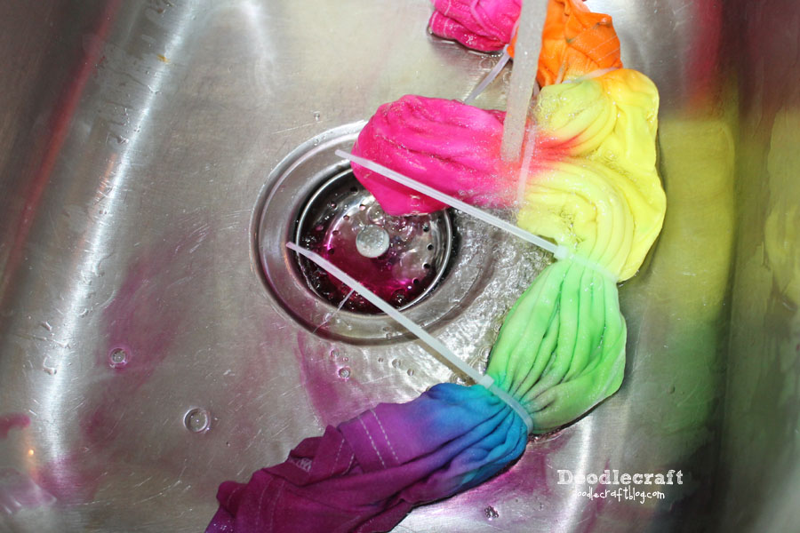 rinse a tie dye shirt.JPG