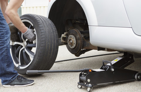 tire-change-quiz-186471025.jpg