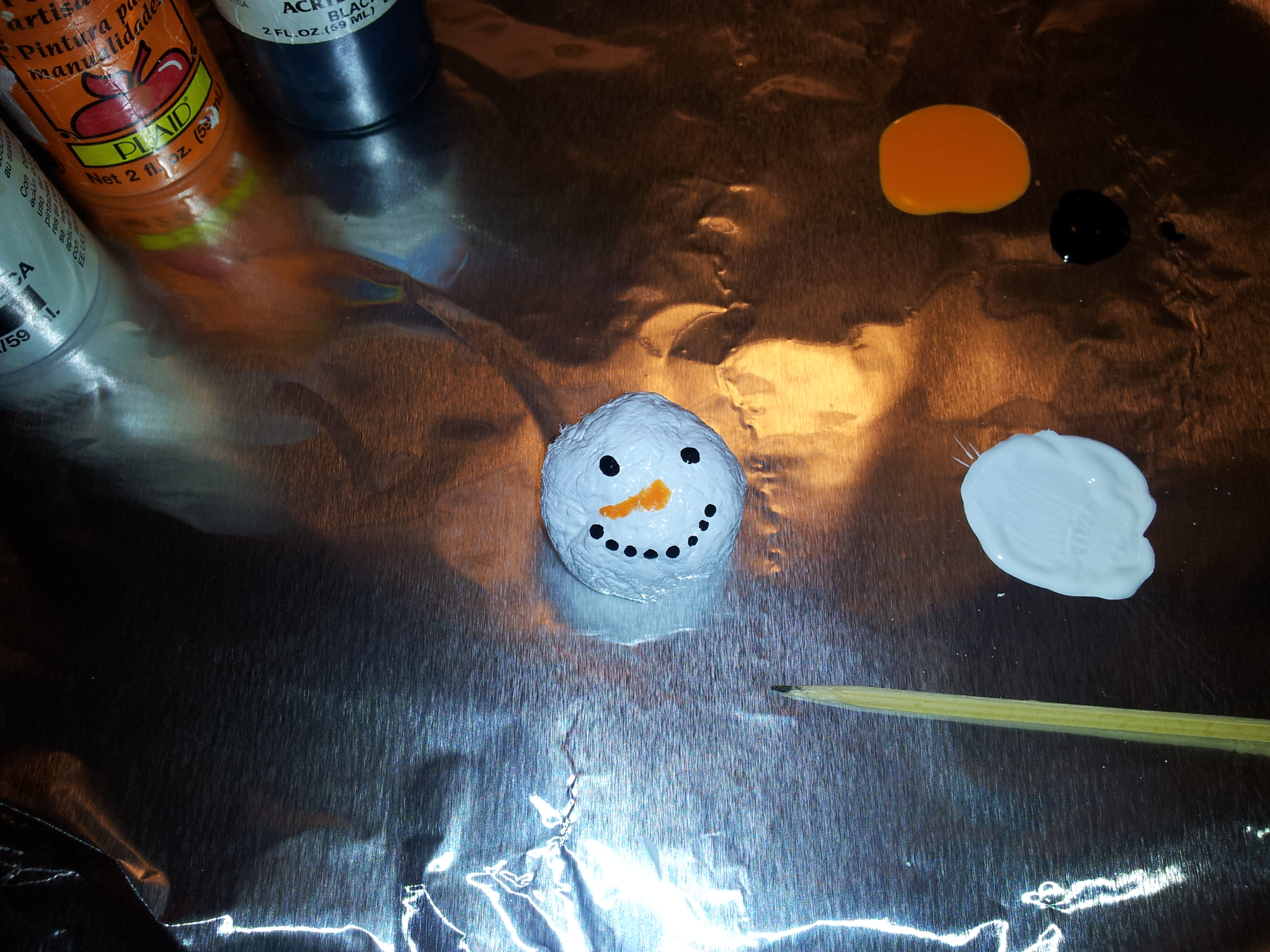 using.a.toothpick.paint.snowmans.face..bmp