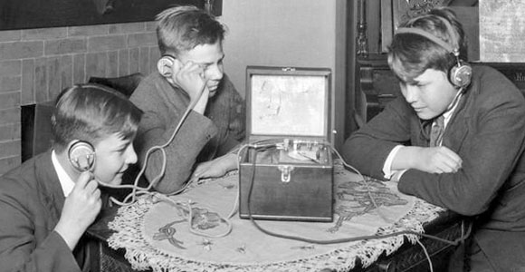 vintage-radio-listeners.jpg