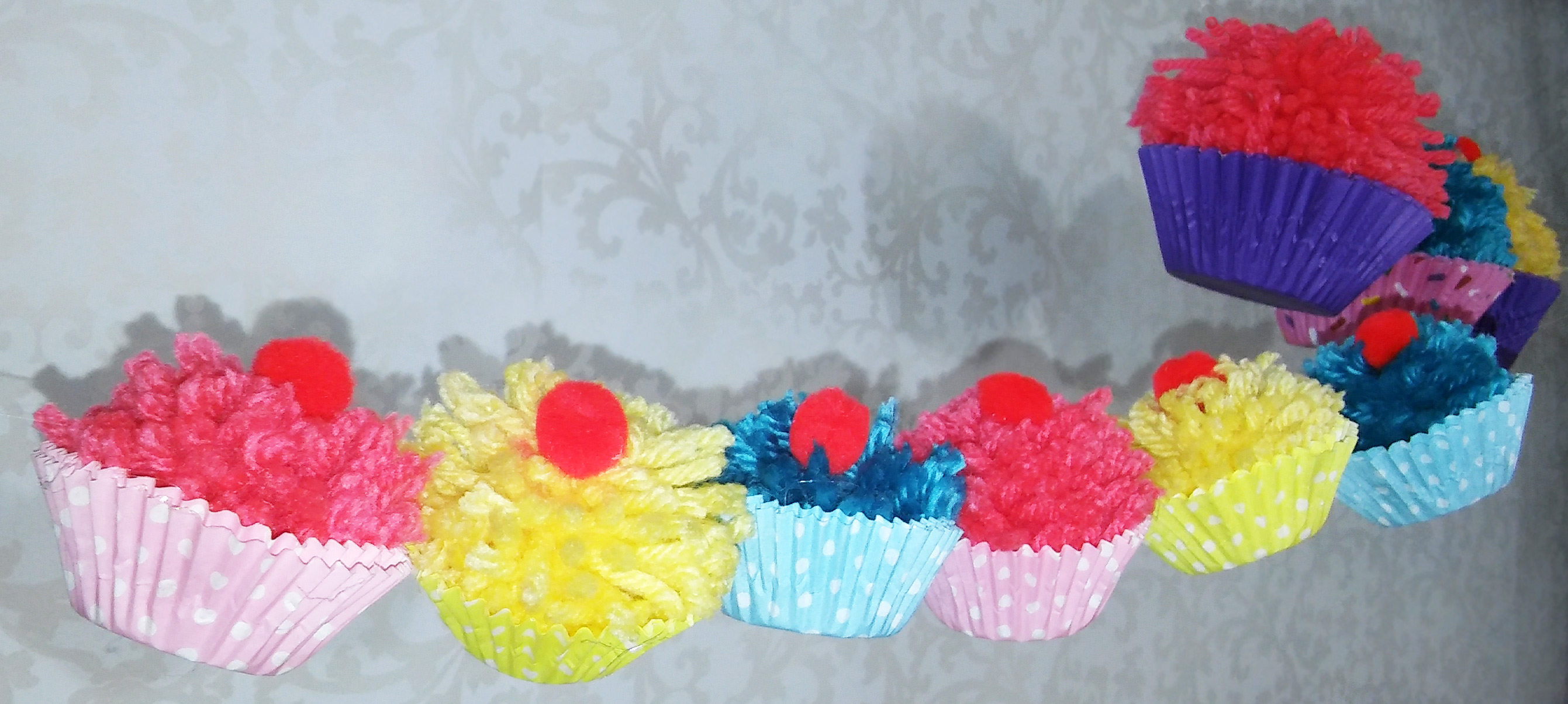 yarn-pom-pom-cupcake-garland.jpg