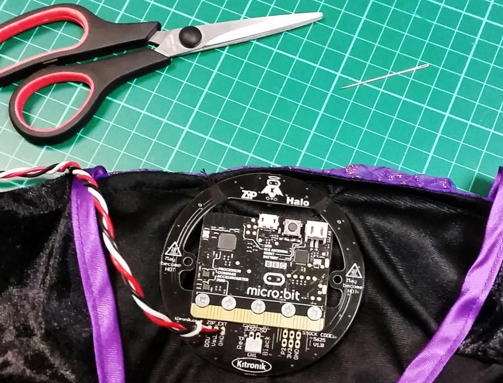 zip-halo-powered-halloween-dress-halo-on-mat-microbit-870.jpg