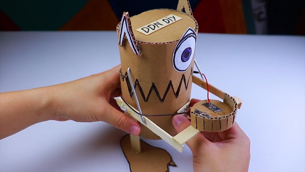 How to Make a Robot(Monster) that Eats Coins from Cardboard _ Diy Robot Bank.mp4_snapshot_07.20_[2020.03.28_11.13.04].jpg