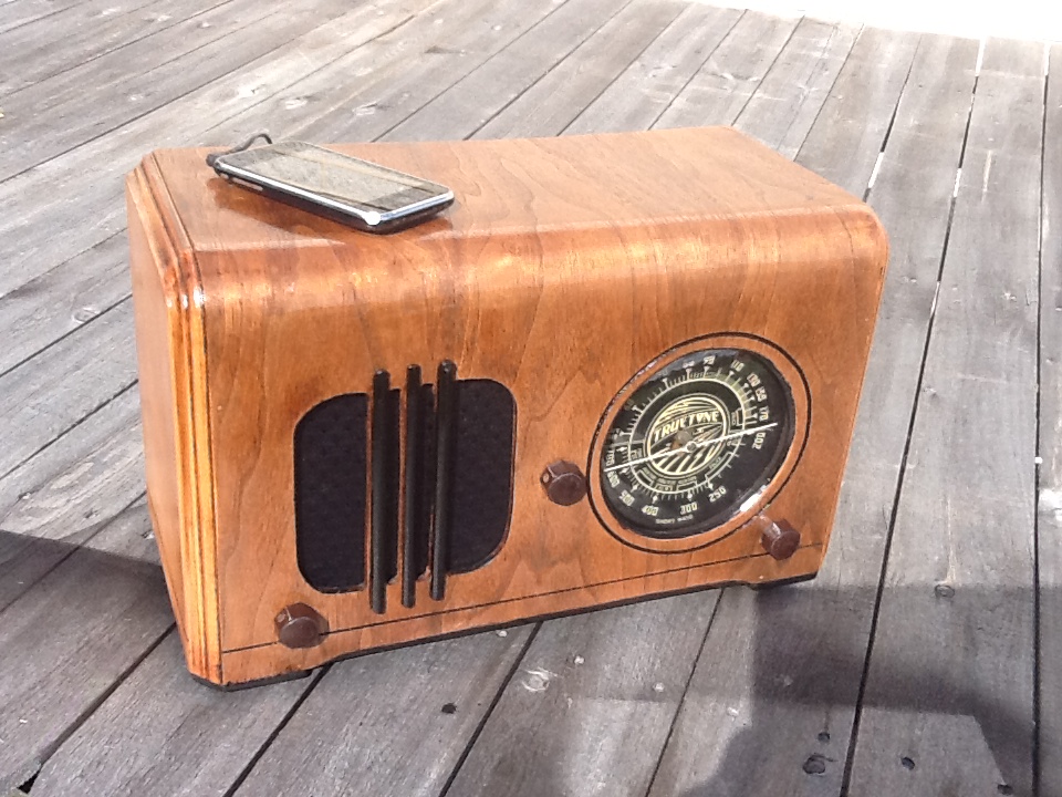 Vintage Radio Into a Speaker for an MP3 Player...