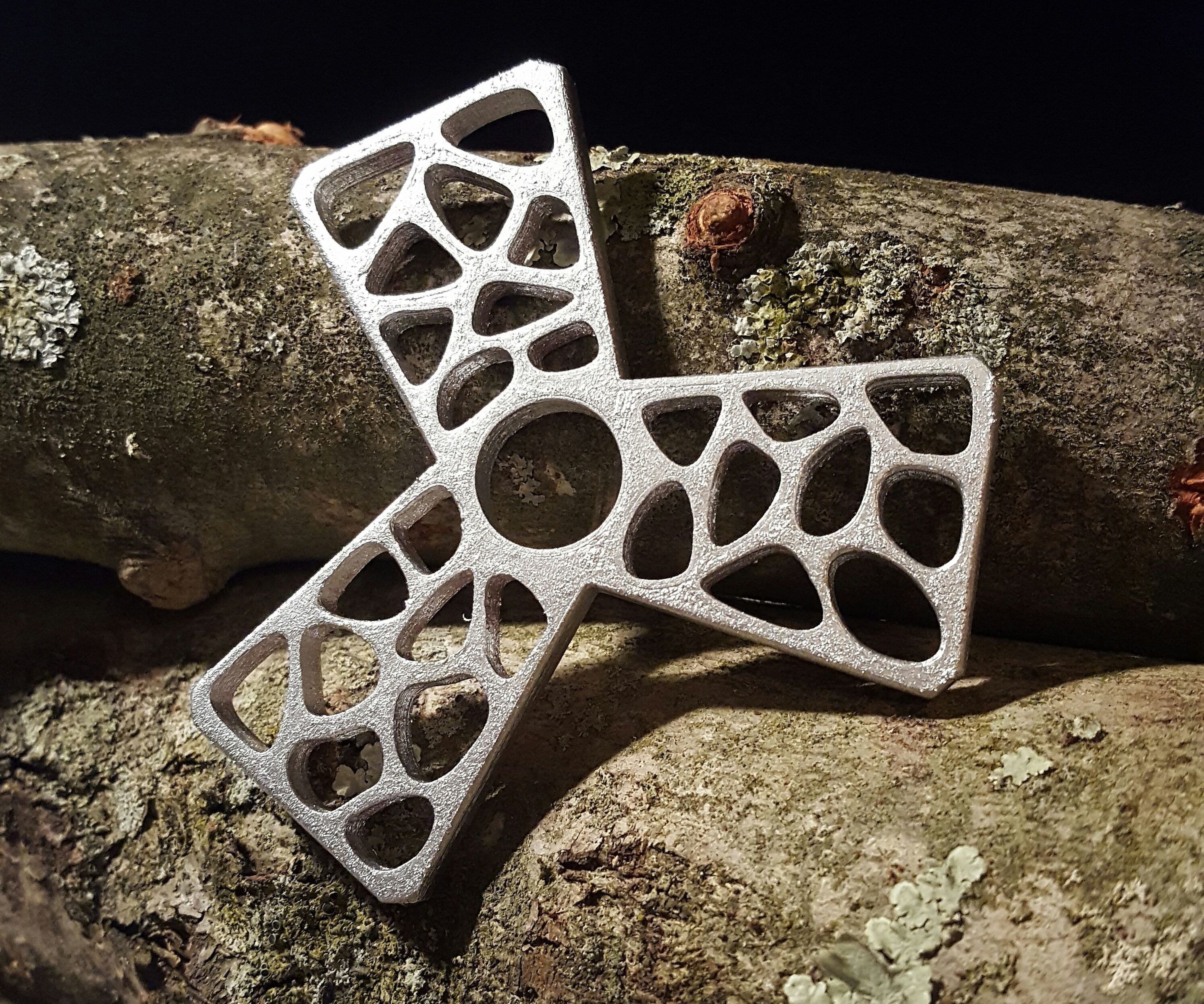 Metal Cast Fidget Spinner With Voronoi Pattern