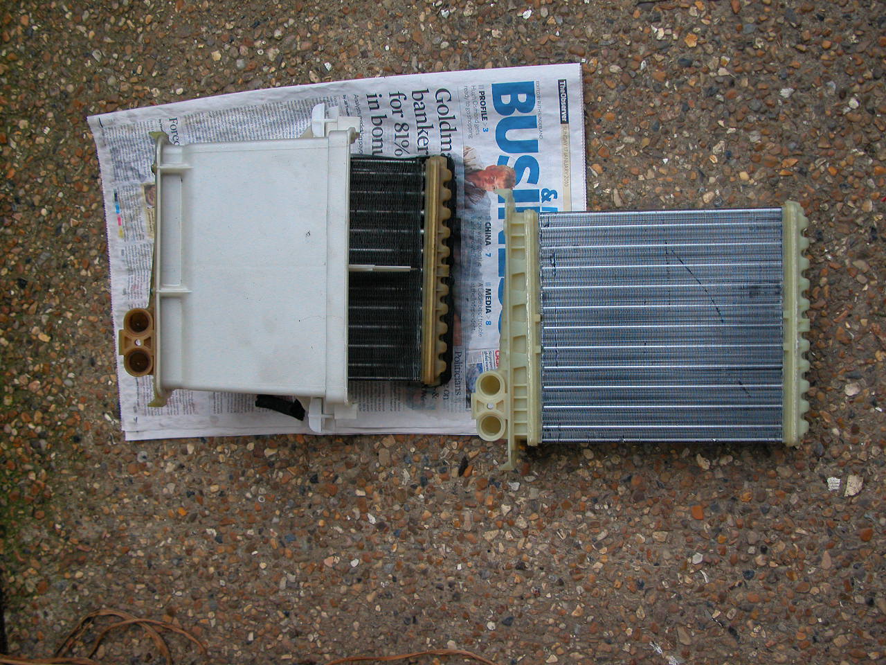 2010-01-20 DSCN0006 Volvo 850 1994 GLT 2.5 AUTO new Behr GSF heater core and old one instructablespic.JPG