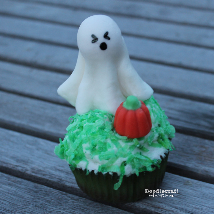 adorable kawaii ghost cupcakes marshmallow fondant lollipops easy diy candy corn pumpkin halloween treats spooky (1).JPG