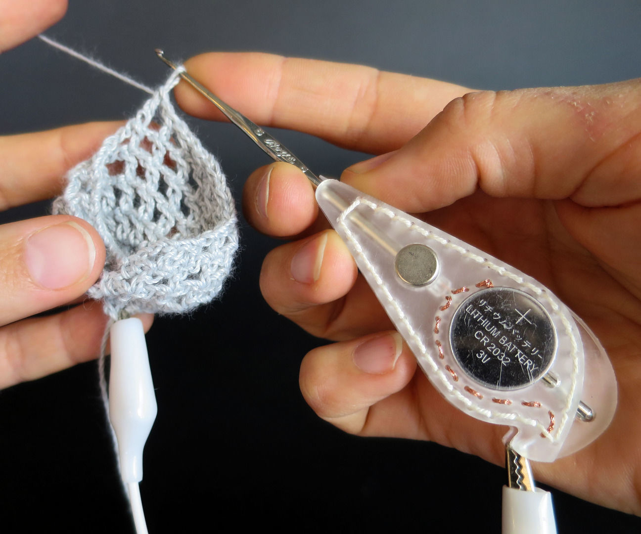 Ohm Hook - a Vibrating Resistance Meter for Crochet