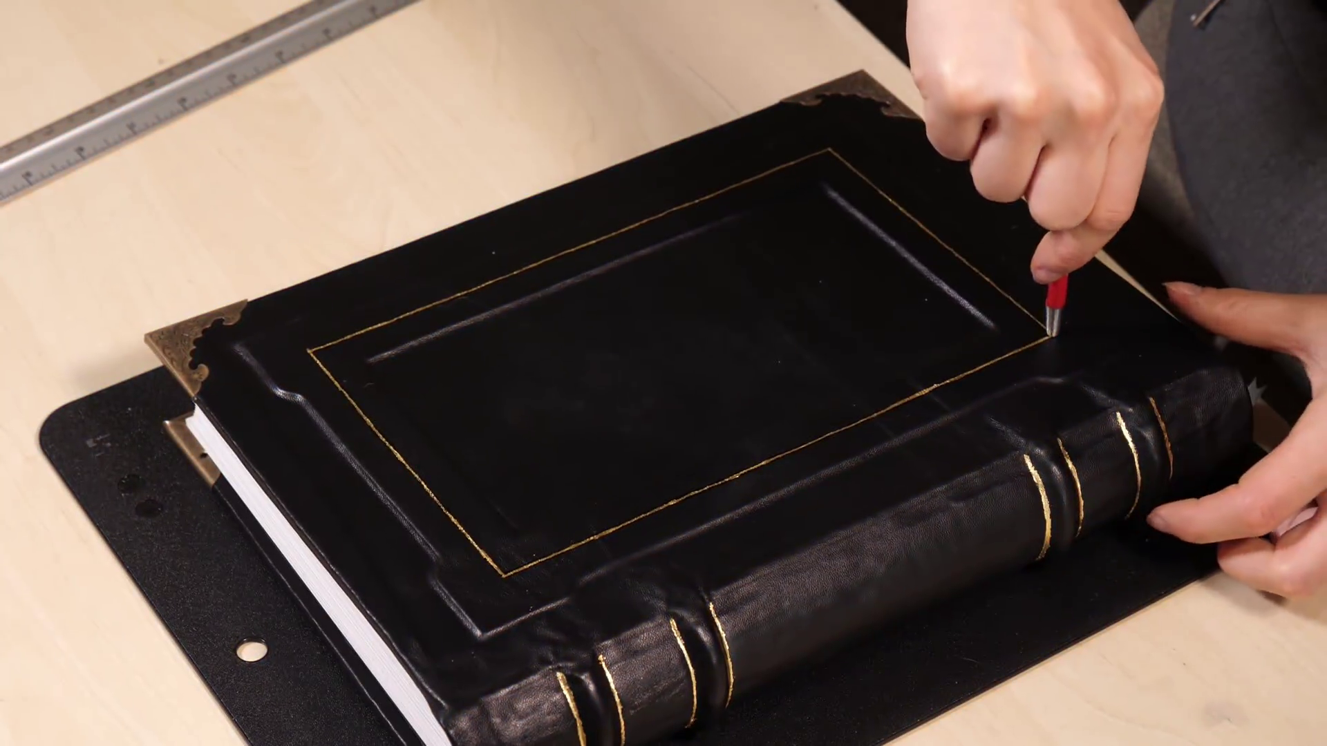 leather-book-tome-sketchbook-notebook-homemade-diy-journal-bookbinding-grimoire-2018-10-22-11h35m18s255.png