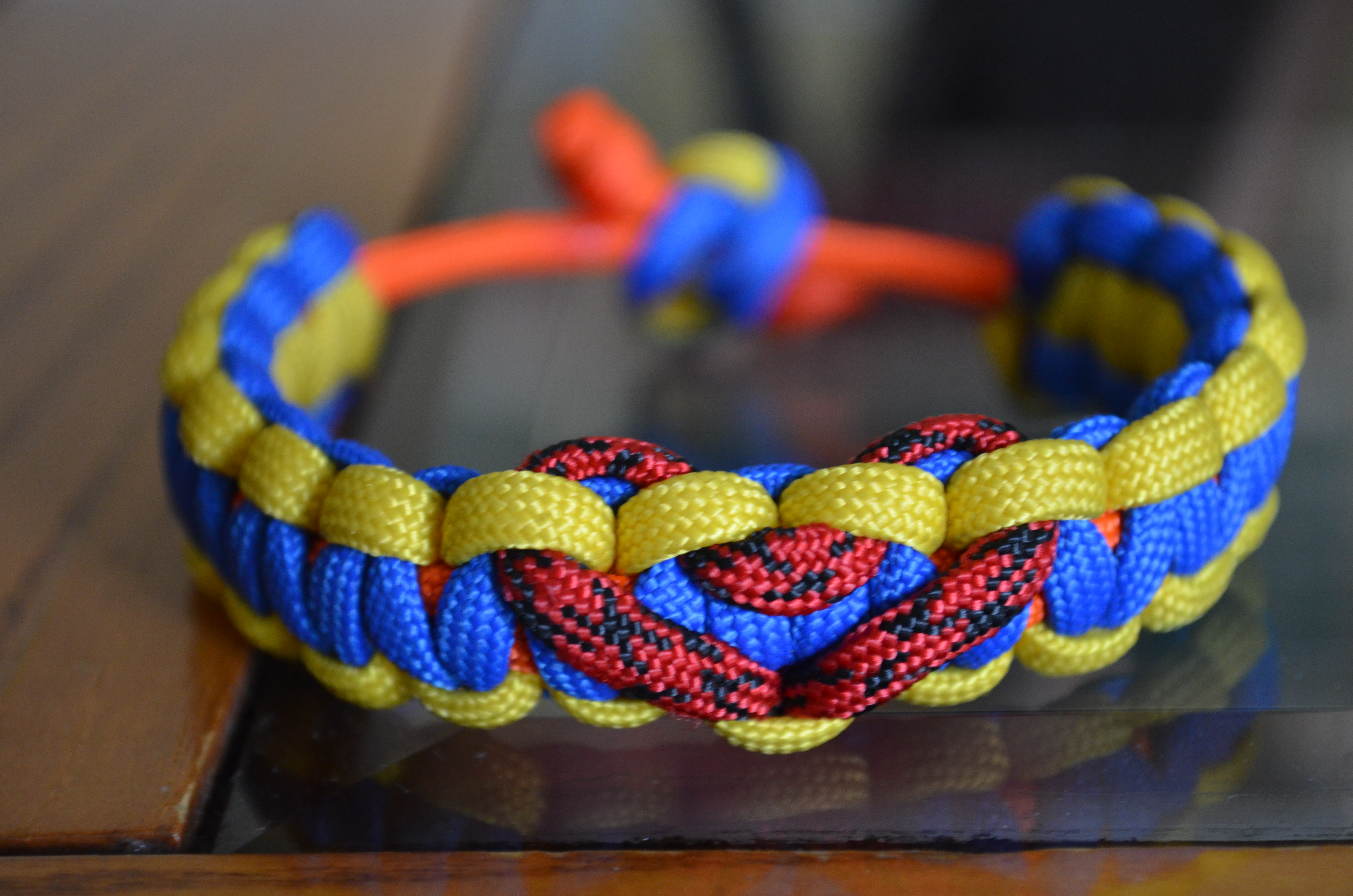 How-To Adjustable Paracord Bracelet