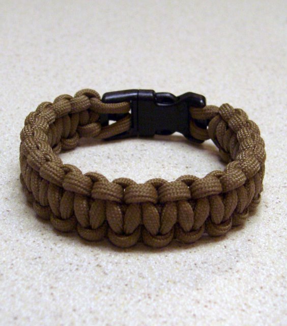 Paracord Bracelet With a Side Release Buckle