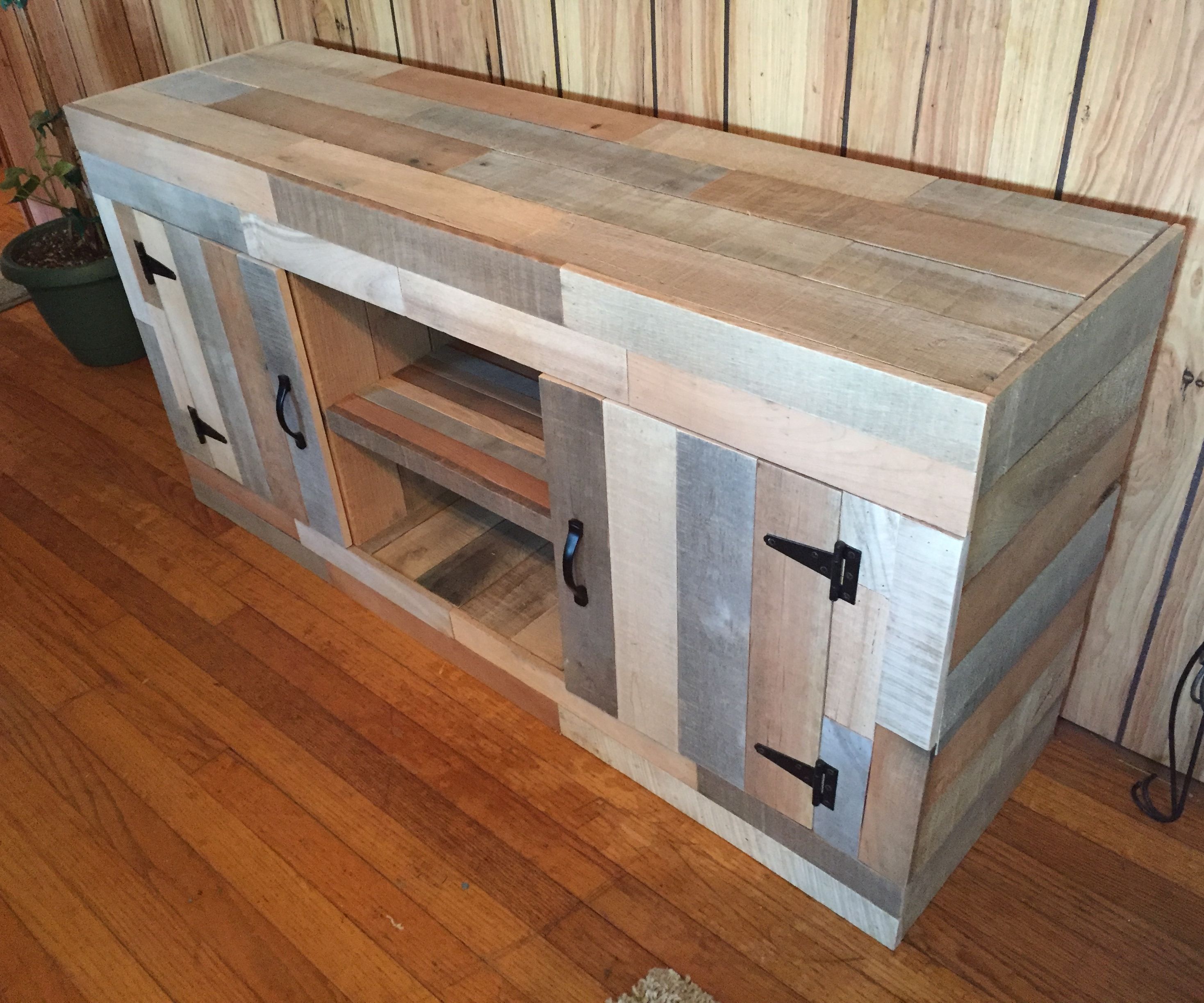 Reclaimed Pallet Fish Tank Stand