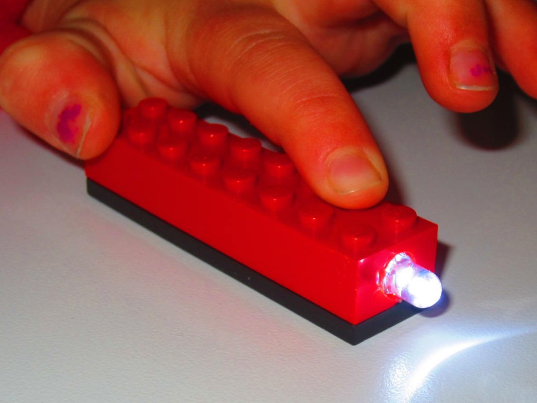 How to Build a LEGO Flashlight Block