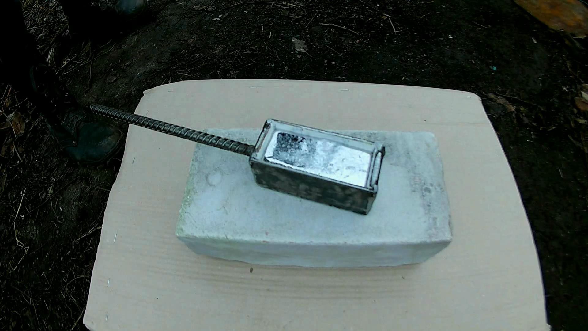 Casting Lead into the recently welded Steel Mold. Got 1.1 kg (2.5 lbs) ingot.avi_snapshot_00.20_[2016.12.14_07.52.02].jpg