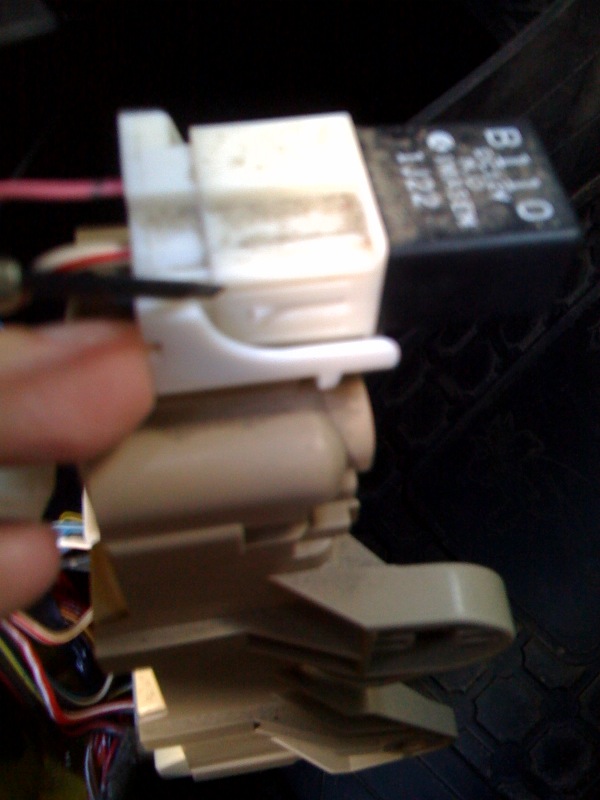 Pop off the defrost relay_ no the whole connector_ by prying the side over the little clip and pulling it off.jpg