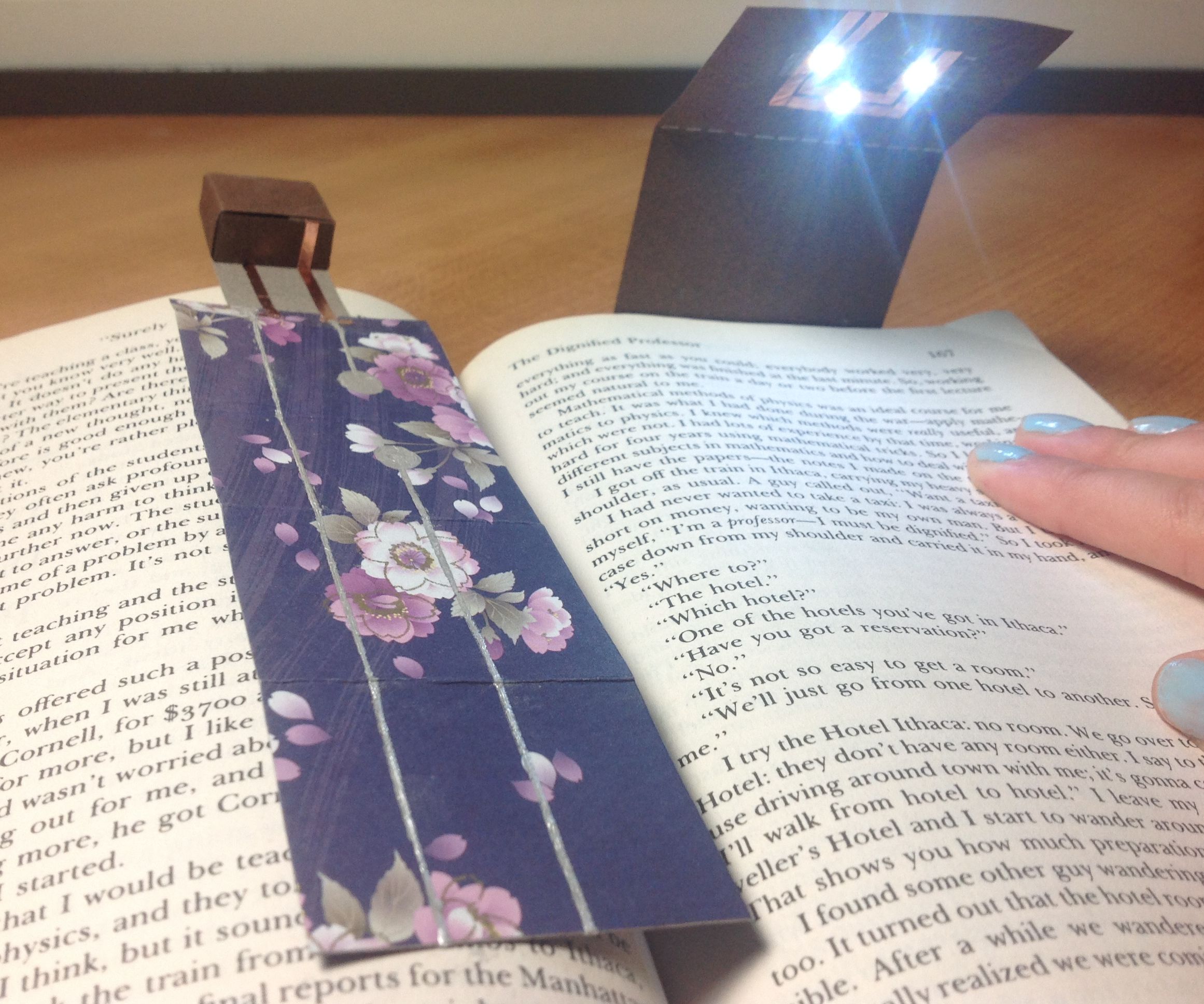 Foldable Electronic Bookmark / Booklight