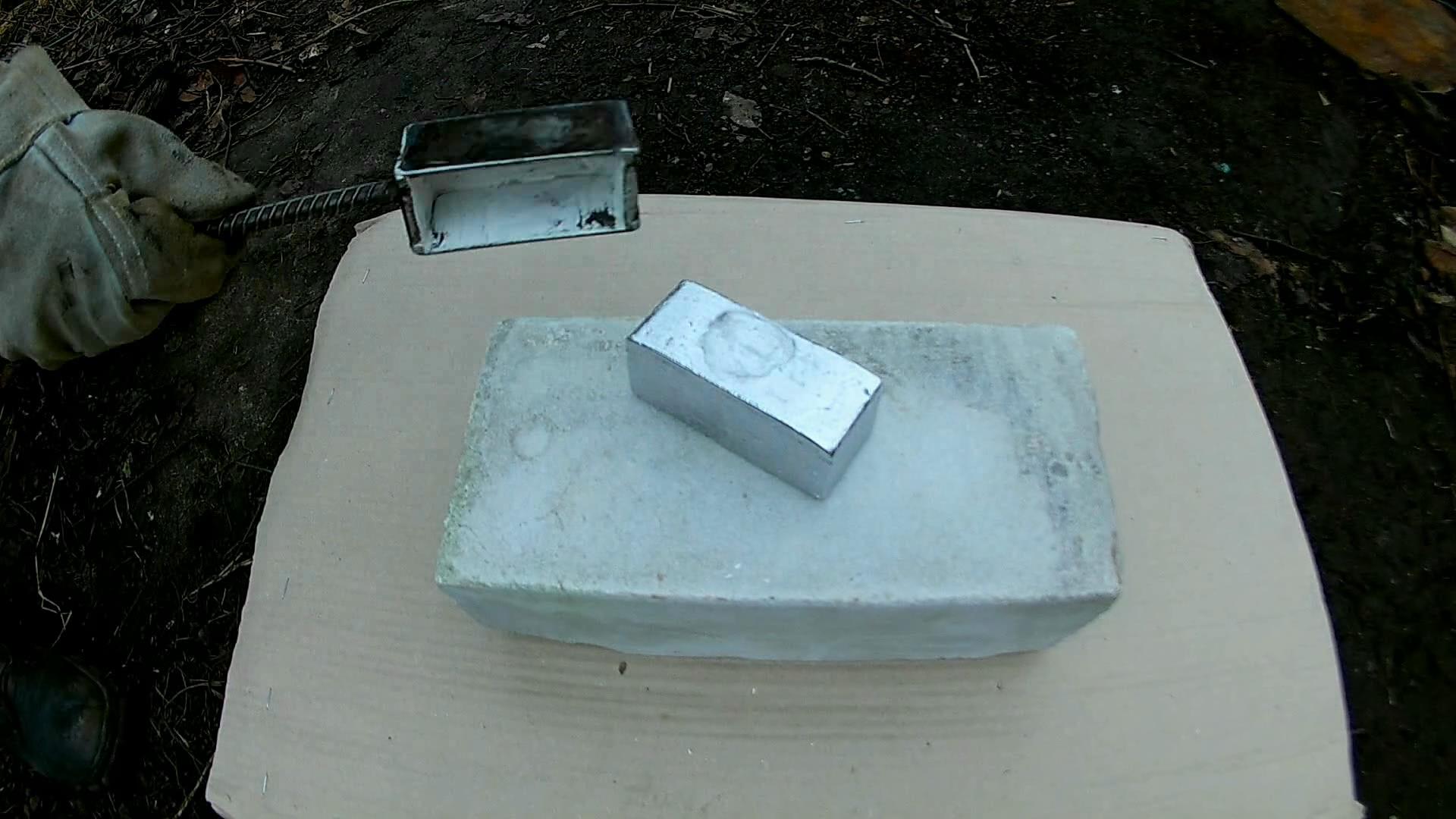 Casting Lead into the recently welded Steel Mold. Got 1.1 kg (2.5 lbs) ingot.avi_snapshot_00.36_[2016.12.14_07.54.10].jpg