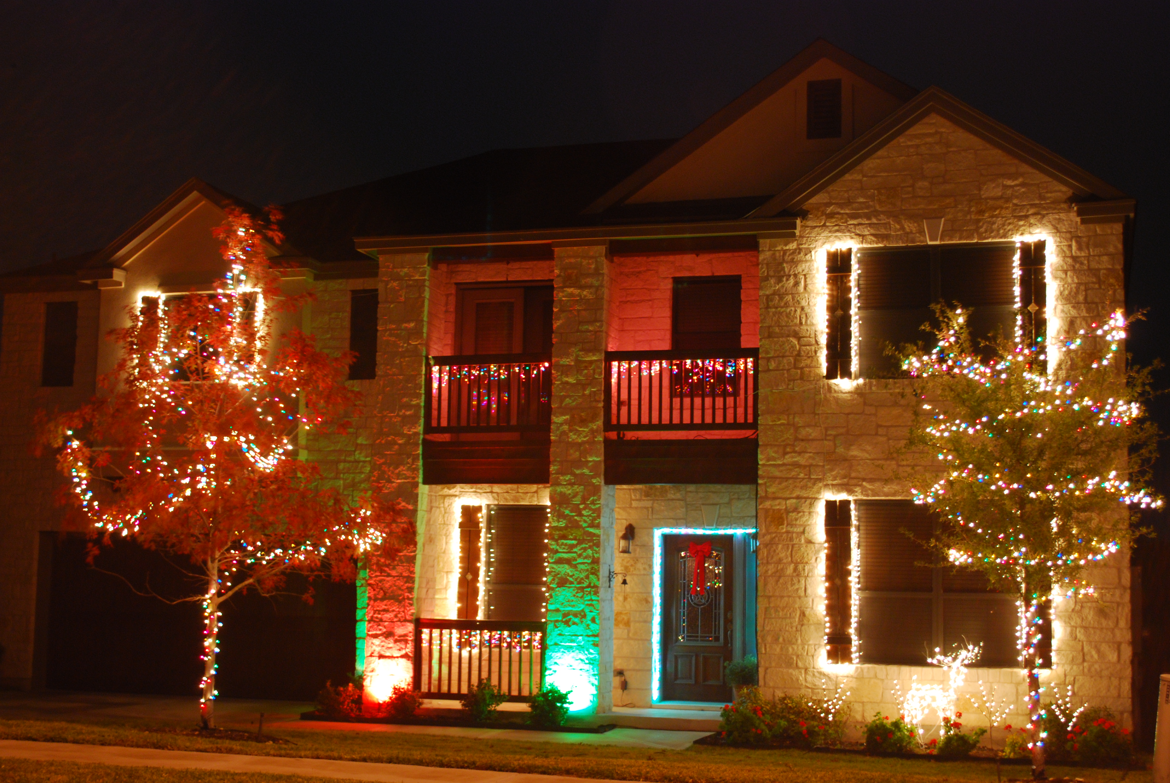 Xmas-box: Arduino/ioBridge Internet Controlled Christmas Lights and Music Show