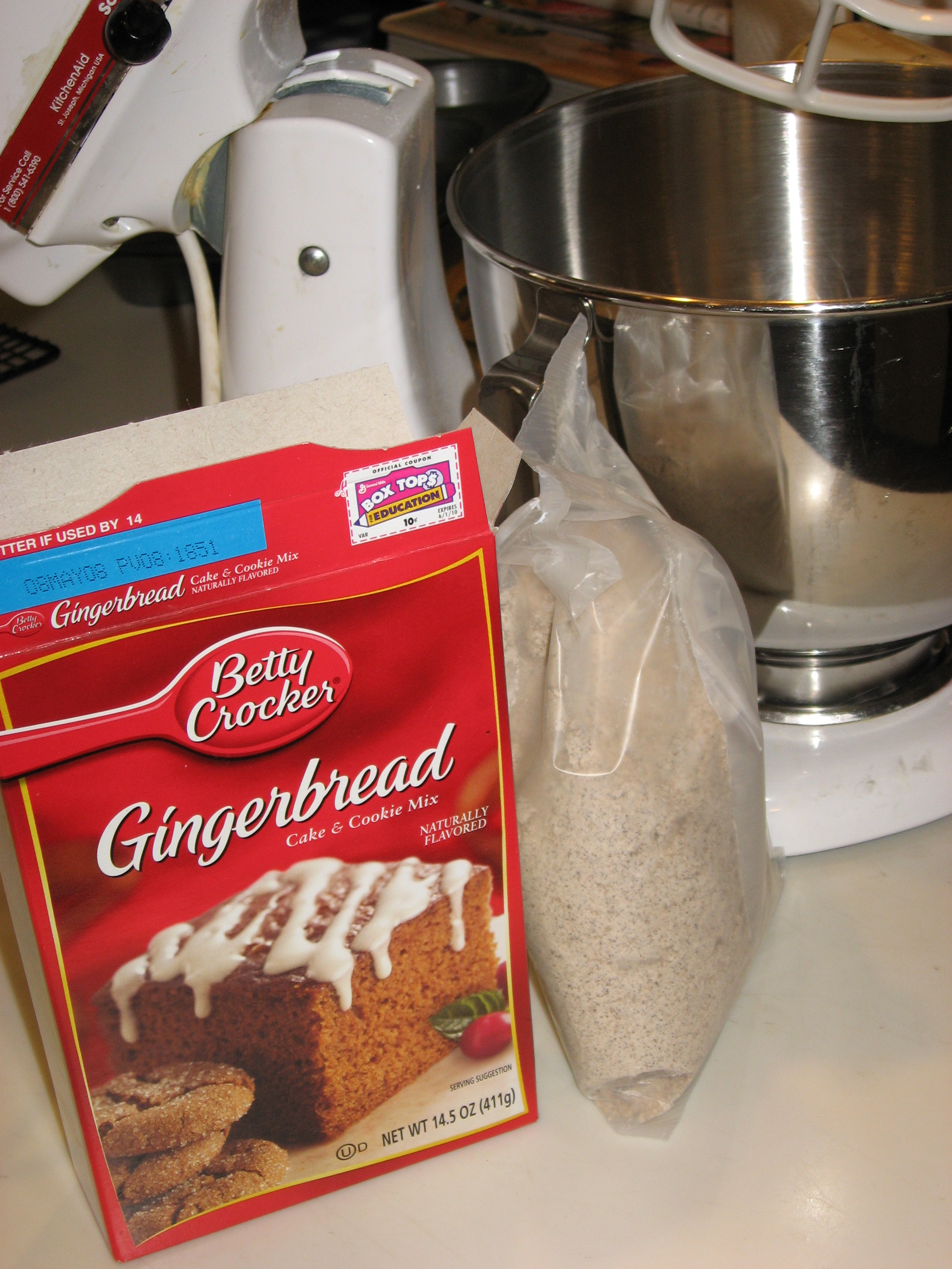 C:\Documents and Settings\Donna-Marie\My Documents\My Pictures\gingerbread steps\4. open box and put dry mix into mixer.jpg