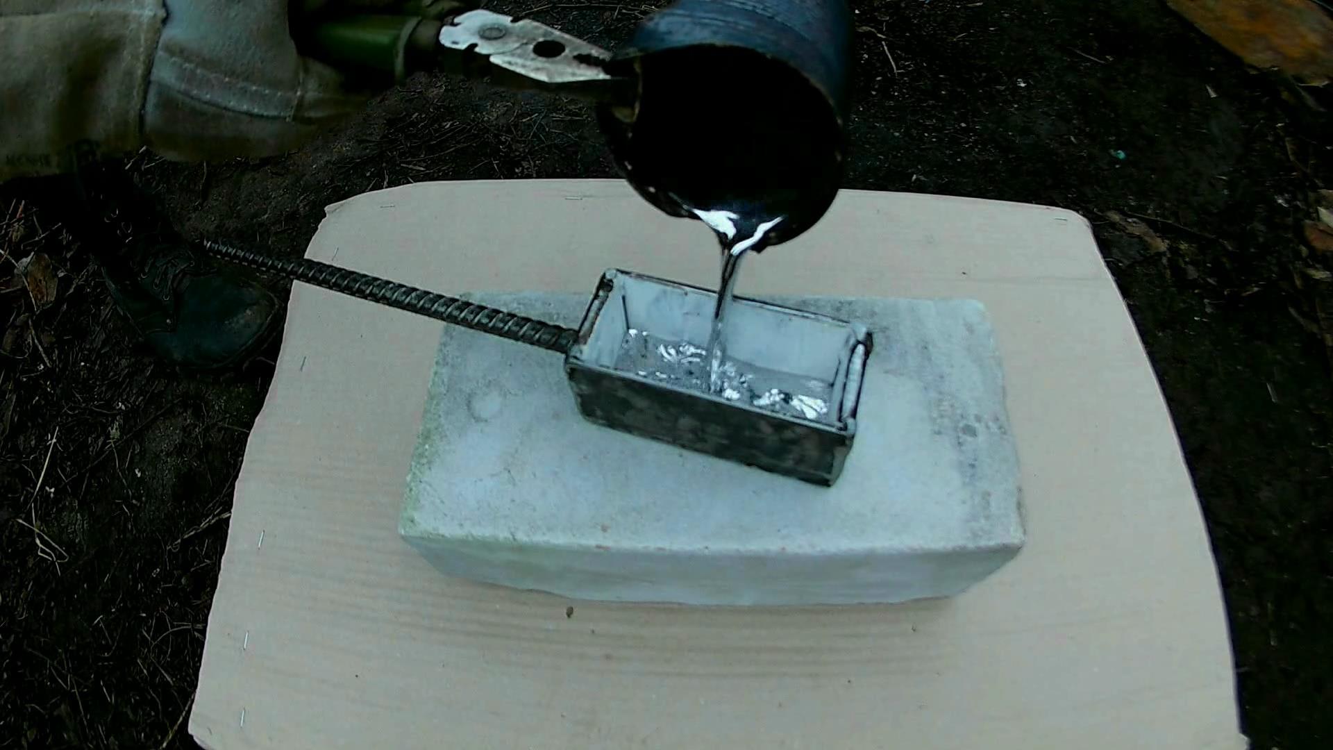 Casting Lead into the recently welded Steel Mold. Got 1.1 kg (2.5 lbs) ingot.avi_snapshot_00.16_[2016.12.14_07.51.47].jpg