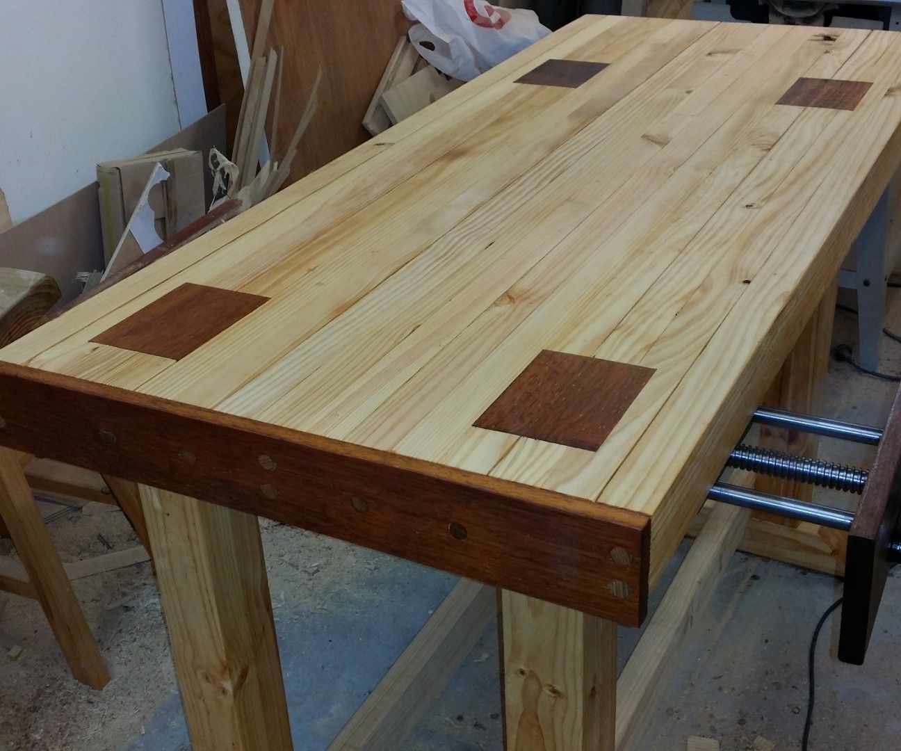 A Solid and Cheap 2x4 Workbench