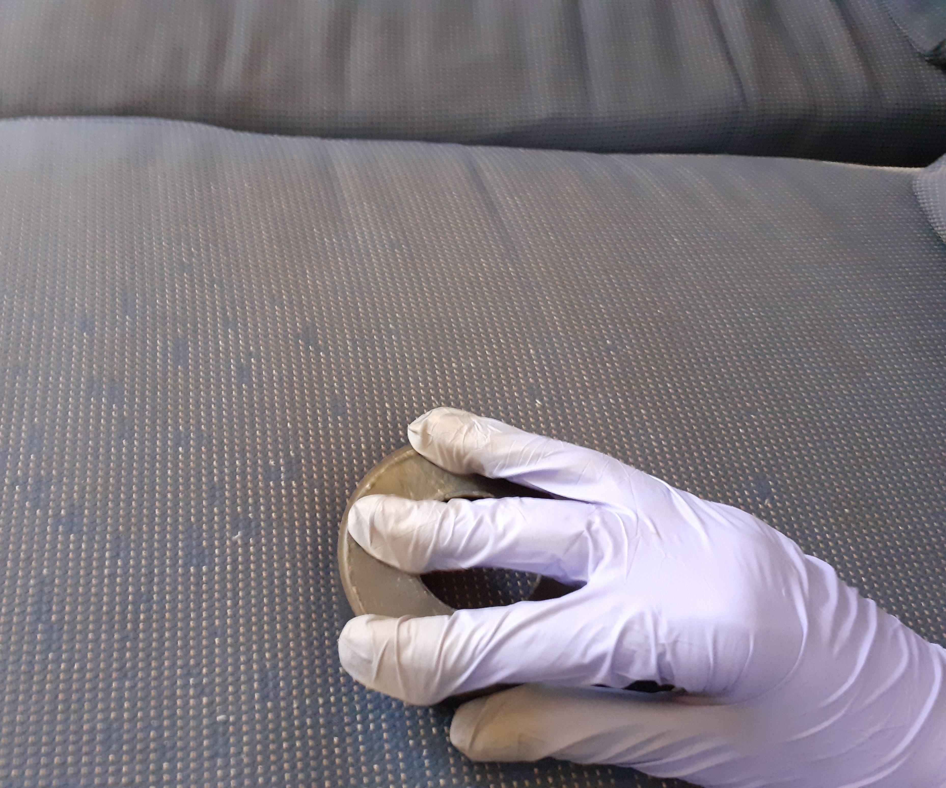 COVID-19 ERMUA BHI .REMOVING GLOVES WITHOUT TOUCHING THEM. 