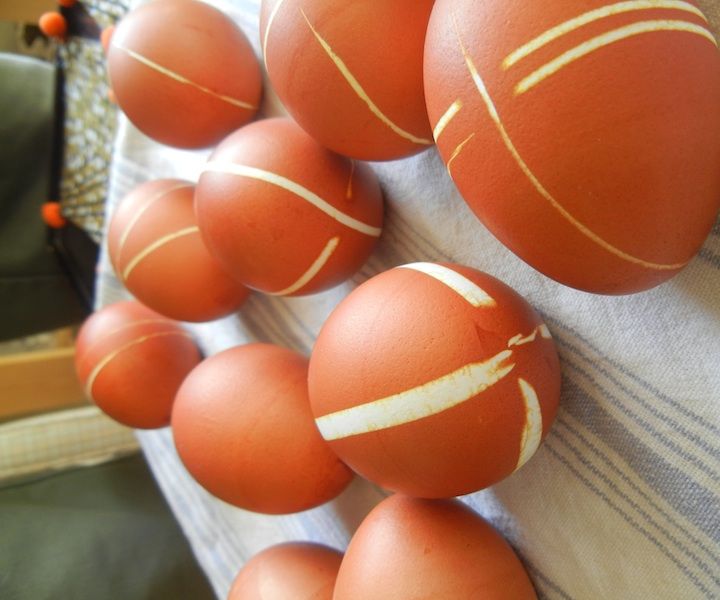 Dye Easter Eggs With Rubber Bands and Onion Skins!